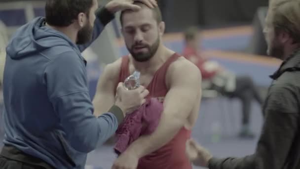 Coach en atleet tijdens de pauze worstelen wedstrijden. Kiev. Oekraïne — Stockvideo