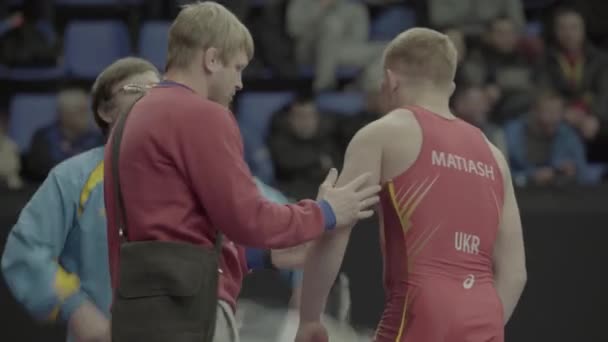 Coach en atleet tijdens de pauze worstelen wedstrijden. Kiev. Oekraïne — Stockvideo