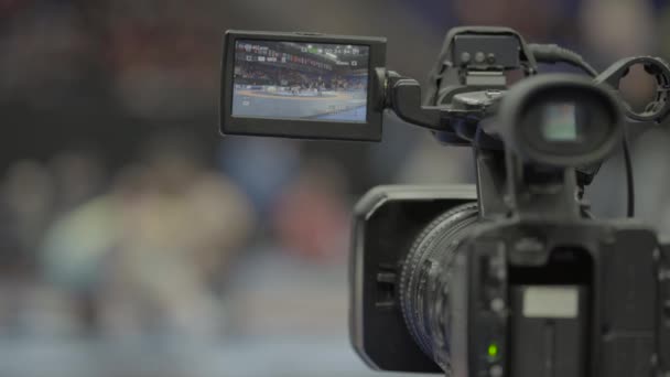 Operatőr egy kamerával birkózó versenyeken. Közelkép. — Stock videók