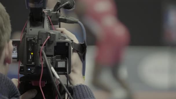 Cameraman con una fotocamera in competizioni di wrestling. Primo piano . — Video Stock