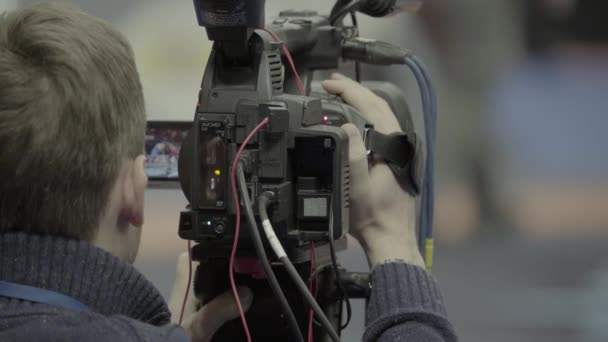 Cameraman met een camera in worstelwedstrijden. Close-up. — Stockvideo