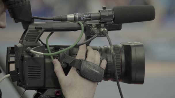 Cameraman com uma câmera em competições de wrestling. Close-up . — Vídeo de Stock