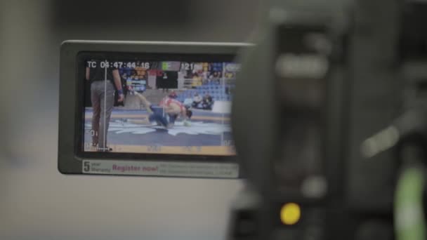 摄影师带着相机参加摔跤比赛。 四.后续行动. — 图库视频影像