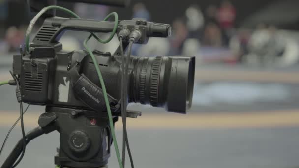 Cameraman met een camera in worstelwedstrijden. Close-up. — Stockvideo