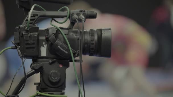 Cameraman met een camera in worstelwedstrijden. Close-up. — Stockvideo