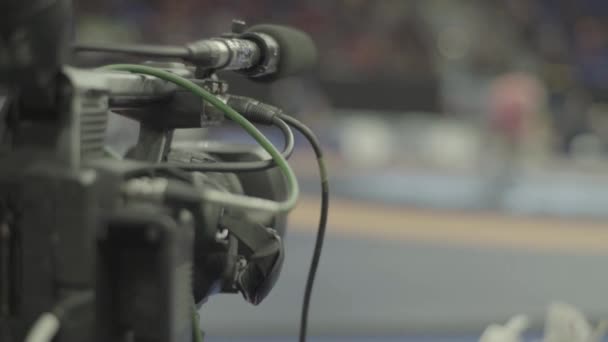 Cameraman con una fotocamera in competizioni di wrestling. Primo piano . — Video Stock