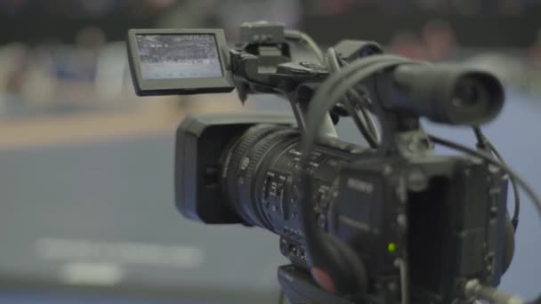 Cameraman com uma câmera em competições de wrestling. Close-up . — Vídeo de Stock