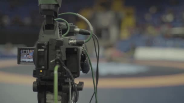 Cameraman con una fotocamera in competizioni di wrestling. Primo piano . — Video Stock