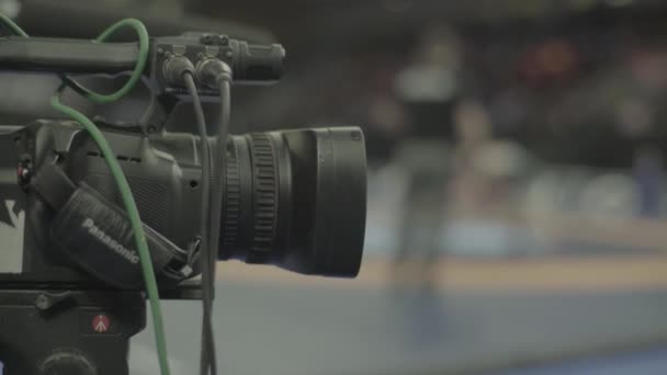 Camarógrafo con una cámara en competiciones de lucha libre. Primer plano . — Vídeo de stock