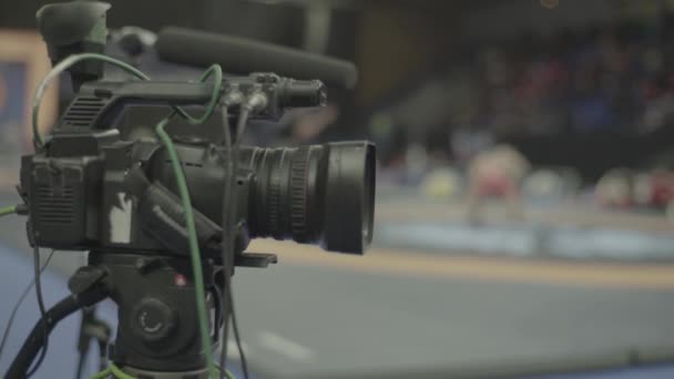 Cameraman con una fotocamera in competizioni di wrestling. Primo piano . — Video Stock