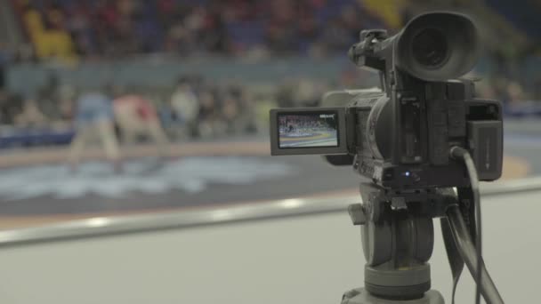 Kameraman med kamera i brottningstävlingar. Närbild. — Stockvideo