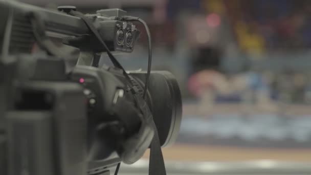 Caméraman avec une caméra dans les compétitions de lutte. Gros plan . — Video