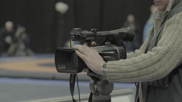 Camarógrafo con una cámara en competiciones de lucha libre. Primer plano . — Vídeo de stock