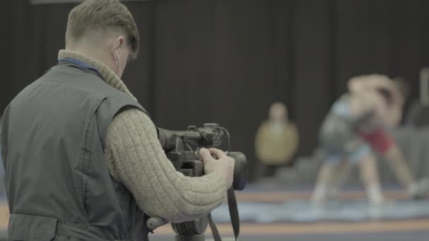 Καμεραμάν με κάμερα σε αγώνες πάλης. Κοντινό πλάνο. — Αρχείο Βίντεο