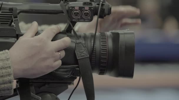 Cameraman com uma câmera em competições de wrestling. Close-up . — Vídeo de Stock