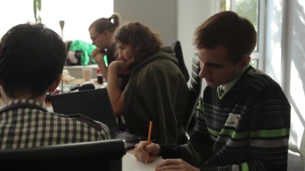 Люди работают в офисе. Коворкинг. Киев. Украина — стоковое видео