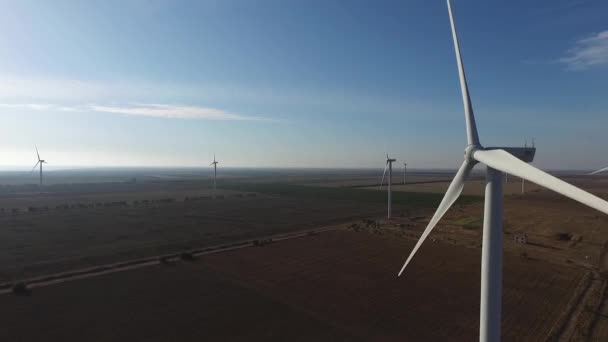 Roterande turbiner i en vindkraftpark. Förnybar energi. Flygplan — Stockvideo