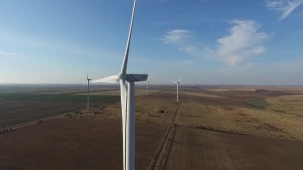 Turbines tournantes d'un parc éolien. Les énergies renouvelables. Aérien — Video