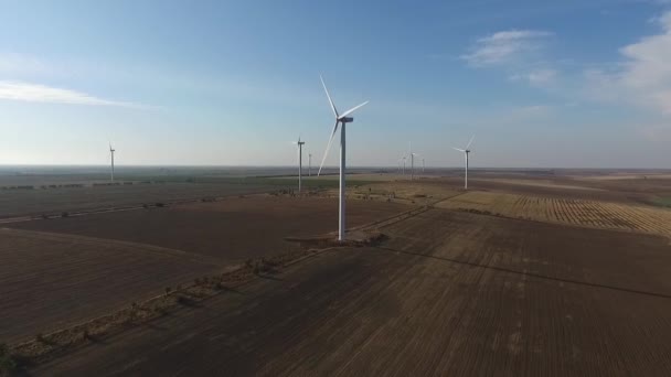 Turbines tournantes d'un parc éolien. Les énergies renouvelables. Aérien — Video