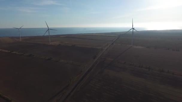 Turbines tournantes d'un parc éolien. Les énergies renouvelables. Aérien — Video