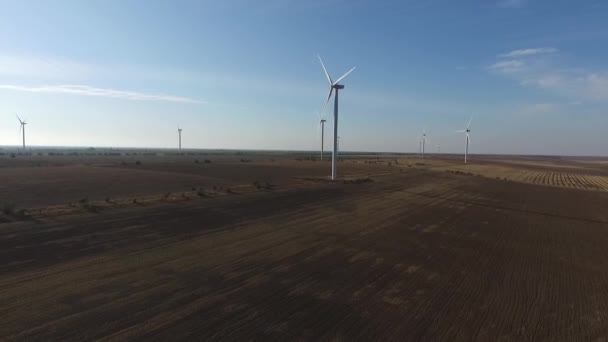 Turbines tournantes d'un parc éolien. Les énergies renouvelables. Aérien — Video