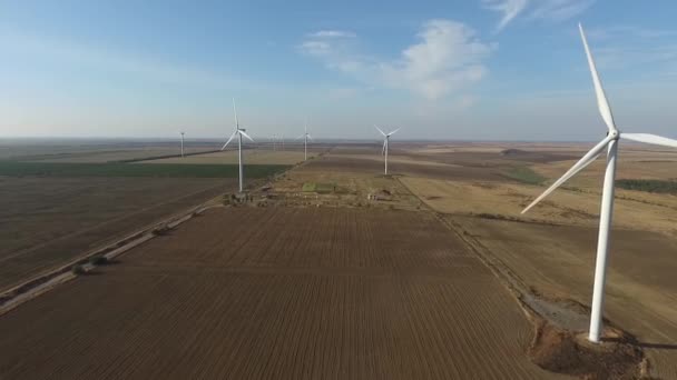 风力发电场的涡轮机转动. 可再生能源。 空中业务 — 图库视频影像