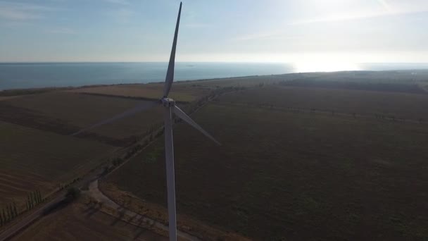 Obrotowe turbiny farmy wiatrowej. Energia odnawialna. Antena — Wideo stockowe