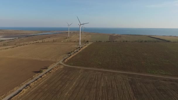 Turbines tournantes d'un parc éolien. Les énergies renouvelables. Aérien — Video