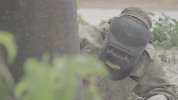Welder during welding. Close-up. Kyiv. Ukraine. — Stock Video