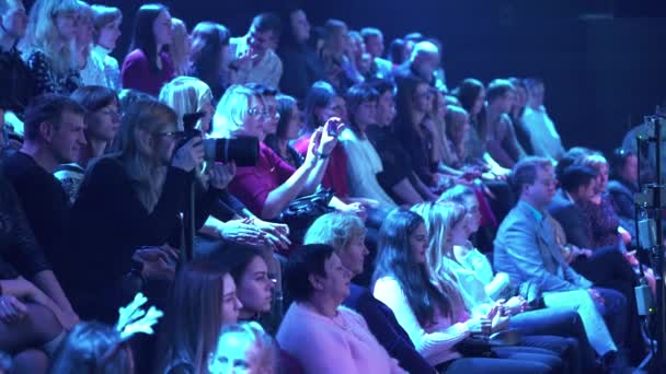 Zuschauer in einem Fernsehstudio während der Fernsehaufzeichnung — Stockvideo