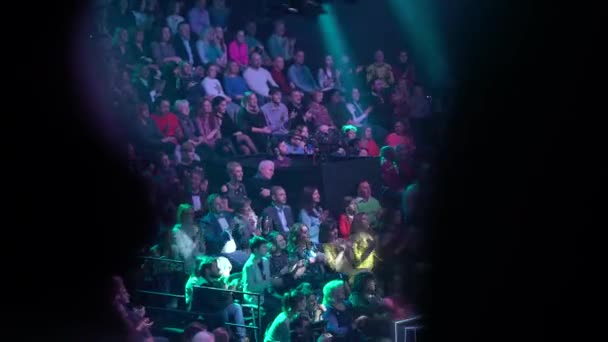 Les téléspectateurs dans un studio de télévision pendant l'enregistrement TV — Video