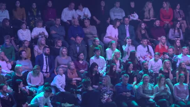 Espectadores en un estudio de televisión durante una grabación de televisión de una emisión de televisión — Vídeos de Stock