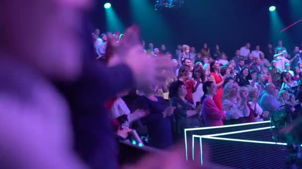 Espectadores en un estudio de televisión durante una grabación de televisión de una emisión de televisión — Vídeos de Stock