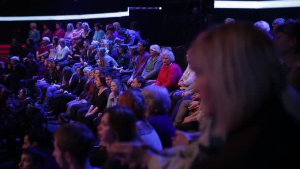 Espectadores em um estúdio de TV durante uma gravação de TV de uma transmissão de televisão — Vídeo de Stock