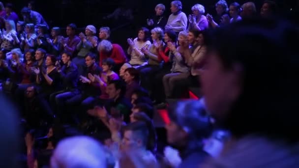 Spectateurs dans un studio de télévision lors d'un enregistrement télévisé d'une émission de télévision — Video