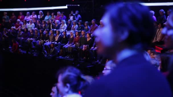 Spectateurs dans un studio de télévision lors d'un enregistrement télévisé d'une émission de télévision — Video