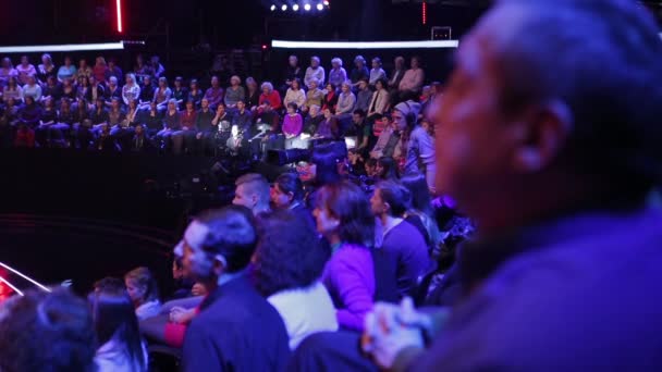 Spectators in a TV studio during a TV recording of a television broadcast — Stock Video