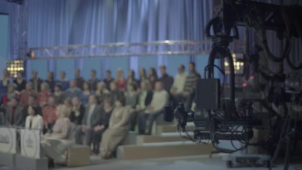 Les gens dans le studio de télévision pendant l'enregistrement TV — Video