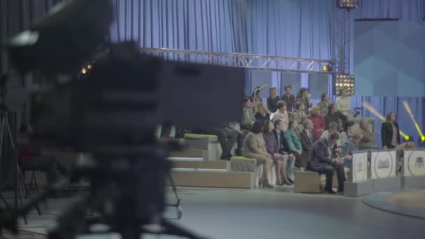 Lidé v televizním studiu během televizního natáčení — Stock video