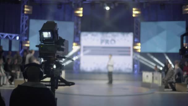 Mensen in tv studio tijdens tv-opname — Stockvideo
