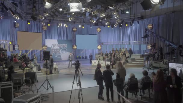 Άνθρωποι σε στούντιο τηλεόρασης κατά τη διάρκεια της τηλεοπτικής εγγραφής — Αρχείο Βίντεο