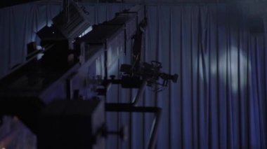 Kayıt sırasında bir televizyon stüdyosundaki vinçteki kamera.
