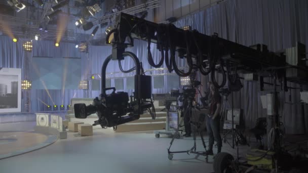 The camera on the crane in a TV studio during the recording TV — Stock Video