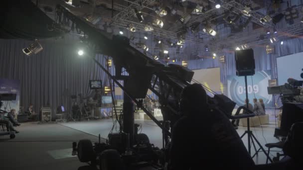 録画中のテレビスタジオのクレーン上のカメラ — ストック動画