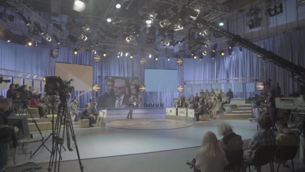 Die Kamera auf dem Kran im Fernsehstudio während der Aufzeichnung des Fernsehens — Stockvideo