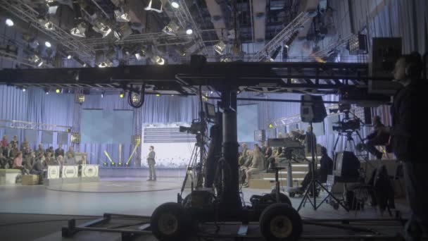 Камера на кране в телевизионной студии во время записи телевизора — стоковое видео