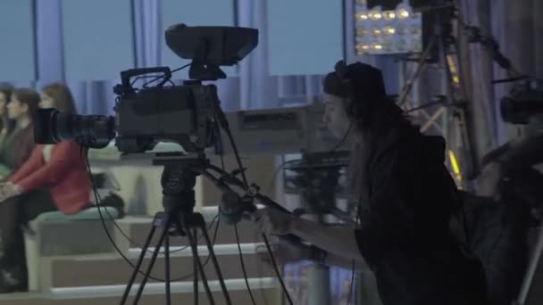 Cameraman met camera in tv studio tijdens tv-opname — Stockvideo