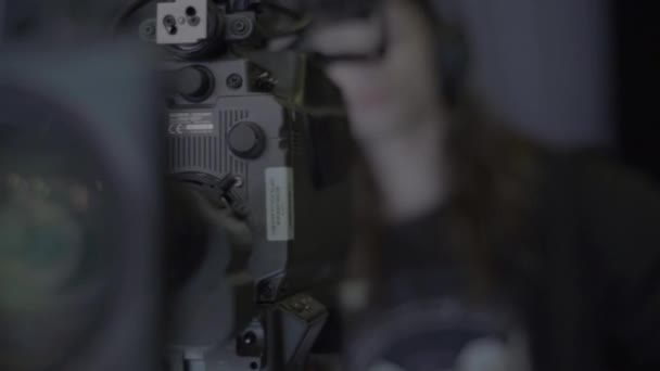 Camarógrafo con cámara en el estudio de televisión durante la grabación de televisión — Vídeos de Stock