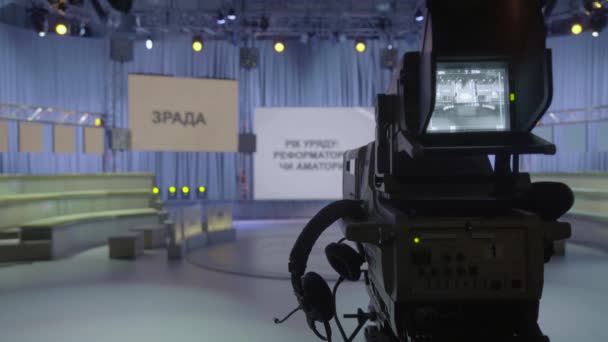 Kamera w studiu telewizyjnym podczas nagrywania TV — Wideo stockowe