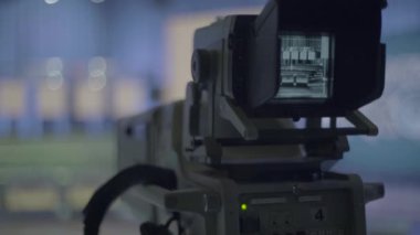 TV kaydı sırasında TV stüdyosunda kamera